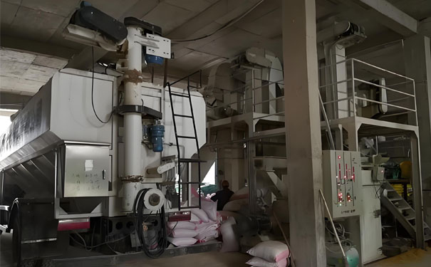 飼料成套設(shè)備多少錢一套?其在操作時(shí)又該關(guān)注哪幾方面?